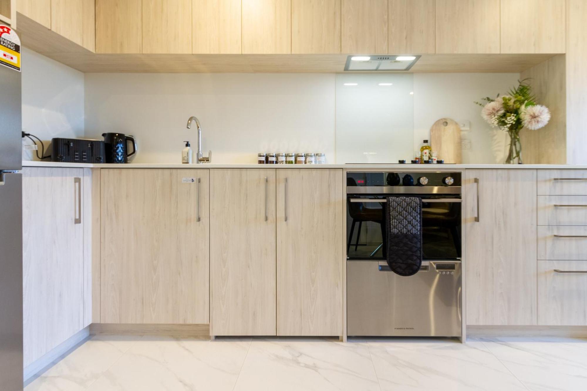 כרייסטצ'רץ' Downtown Comfort: Modern Studio With Backyard מראה חיצוני תמונה
